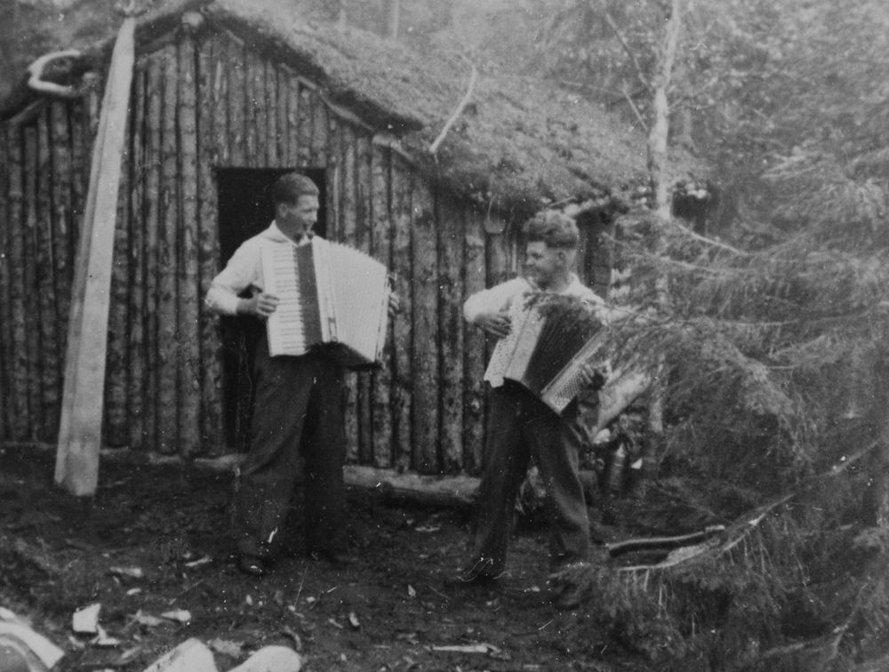 Utenfor hytta i Oladalen, sommeren 1943. Med trekkspill, fra venstre Ola Bårnes og Artur Gundersen. Motstandskamp.