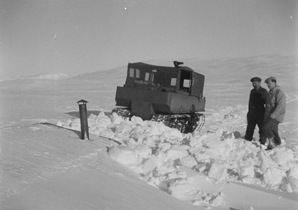 Menn med beltevogner og ski på Børgefjell. Muligens "Jeger og fisk" som skal grave frem hytte fra snøen.