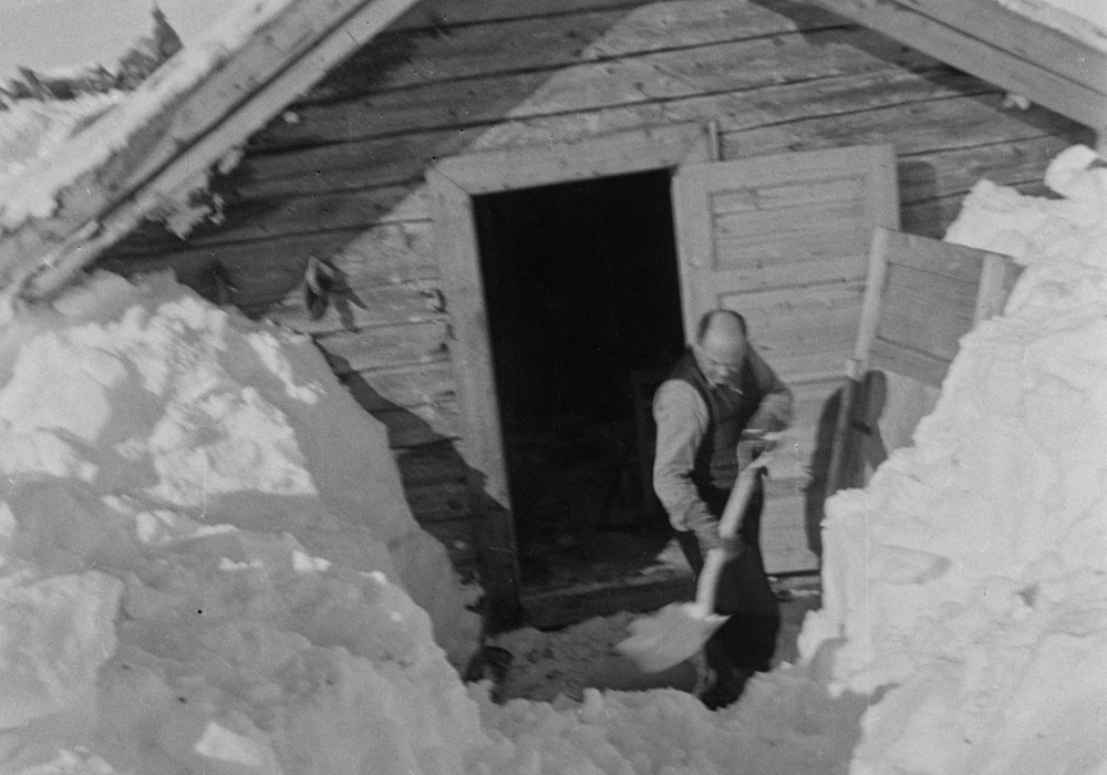 Mann med spade som graver frem hytte i Børgefjell.
"Jakt og fisk"?