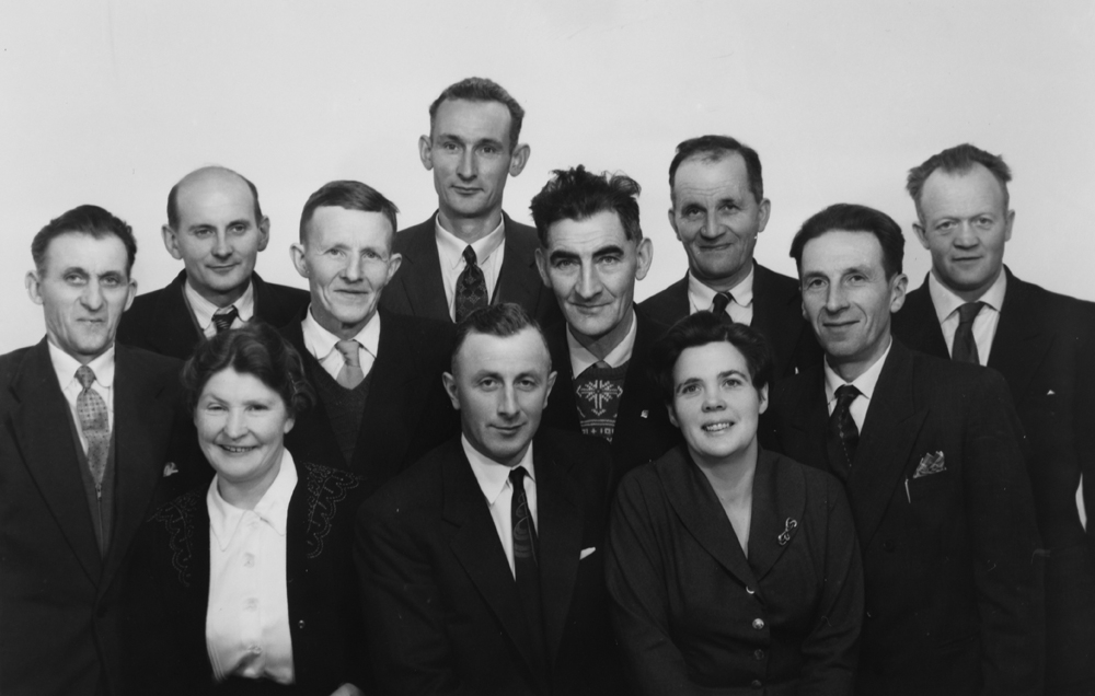 Vefsn Meieri Rådet 1960.
Olav A. Forsmo, Leif Solvang, Grane, Erling Holand, Karl Finseth, Gryteselv, Johs. Haugaløkken, Fiplingdalen, Ottar Almlid, Ola Sørnes, Hattfjelldalen, Ola Lukassen, Susendalskroken, Laura Øyen, Andås, Bjarne Einrem, Brynhild Smedseng, Alsgården.