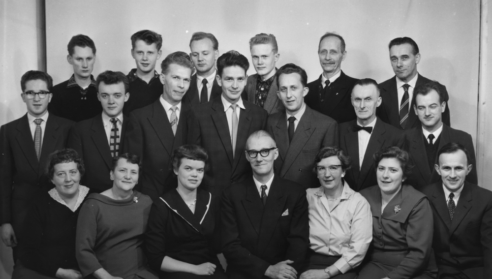 Vefsn Meieri tilsette1960.
Ståande fra venstre: Harold Holm, Kjell Solhaug, Odd Strand, Magnar Jacobsen, Fr. Svartvatn, Gunnar Kjærstad, Eilif Jakobsen, Jon Sletten, Harry Andås, Egil Kjønnås, Per Steinrud, Jakob Hamarheim, Magnus Grønvik.
Sittende frå venstre: Marie Bakland, Åslaug Fallmo, Åse Torsen, Sverre Stenersen, Magnhild Øyen, Laura Sparby (Fjellstad), Dagfinn Einrem.