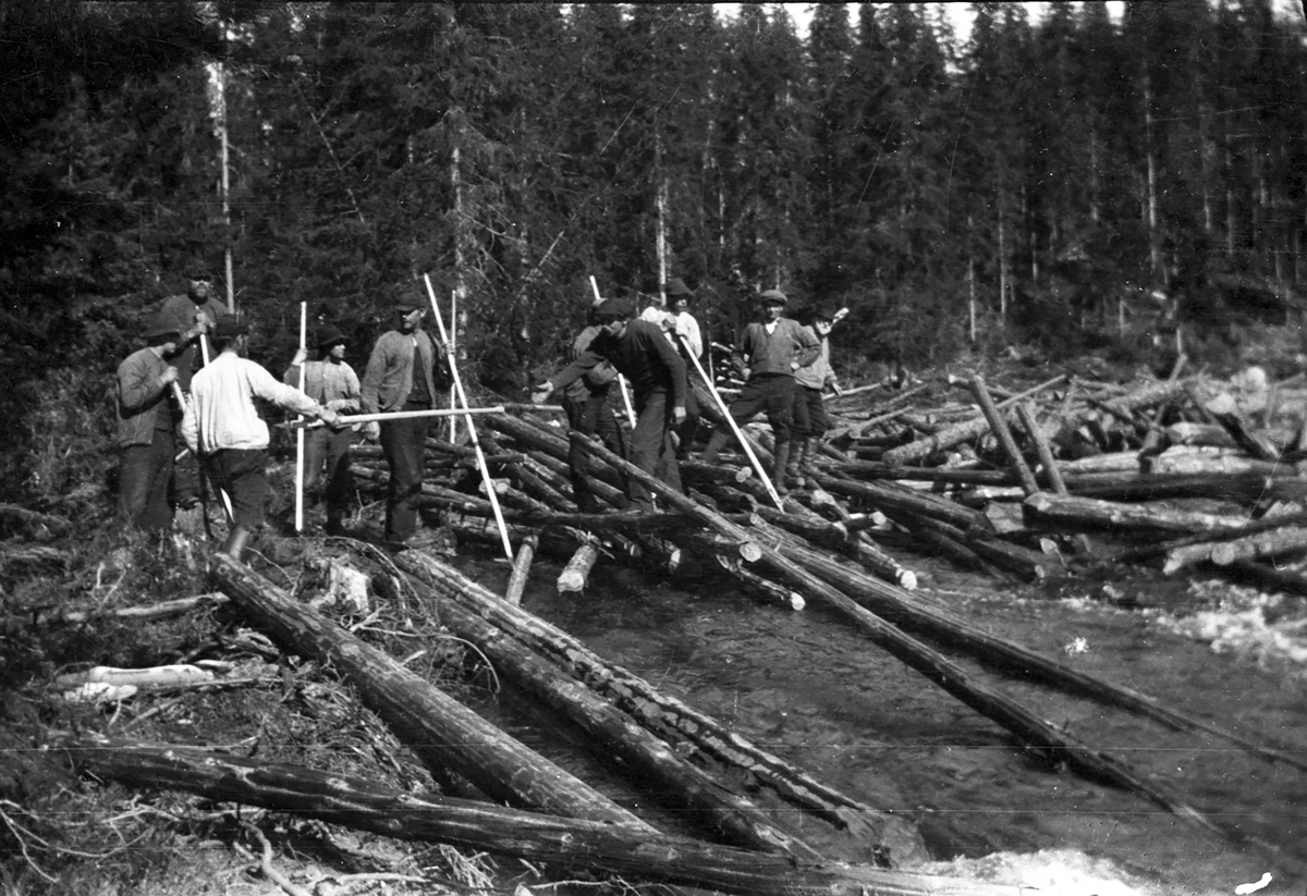 Menn med fløtehaker i arbeid.