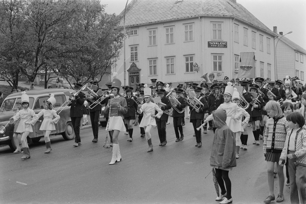 Mini musikkstevne i Sandnessjøen. Korpsmusikere som går i tog i Torolvsgt.