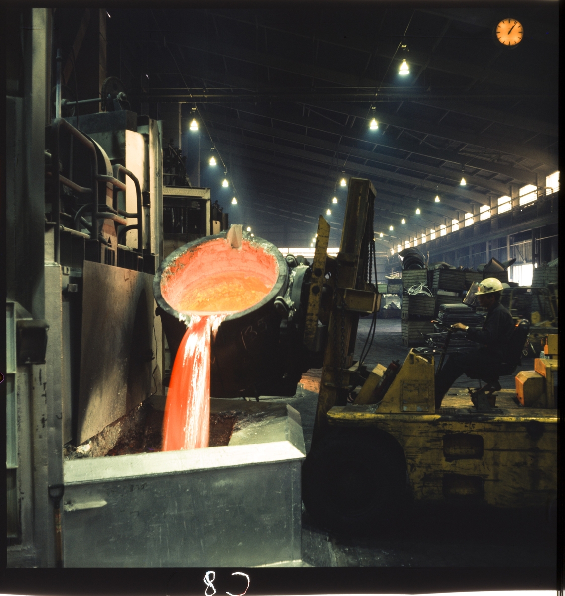 Bilder fra Alnor Aluminium på Karmøy. Det er bilder fra smelteverket, store aluminiumsplater på rull, et verksted, og ulike aluminiumsprodukter.