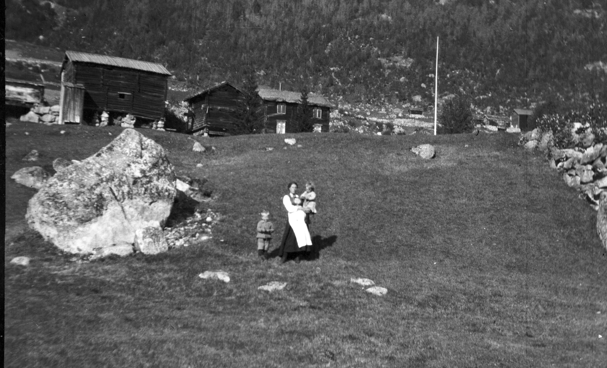 Fotoarkiv etter Aanund Olavson Edland. Kristi A. Edland med Sigrid og Olav.