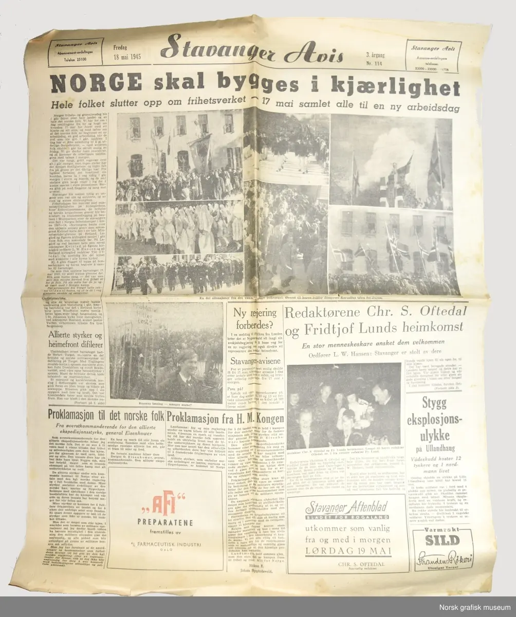En samling med forskjellige avispapirer: Stavanger Avis, 1ste mai, VG, Merkur, Stavangeren, Aftenposten og Morgenbladet.