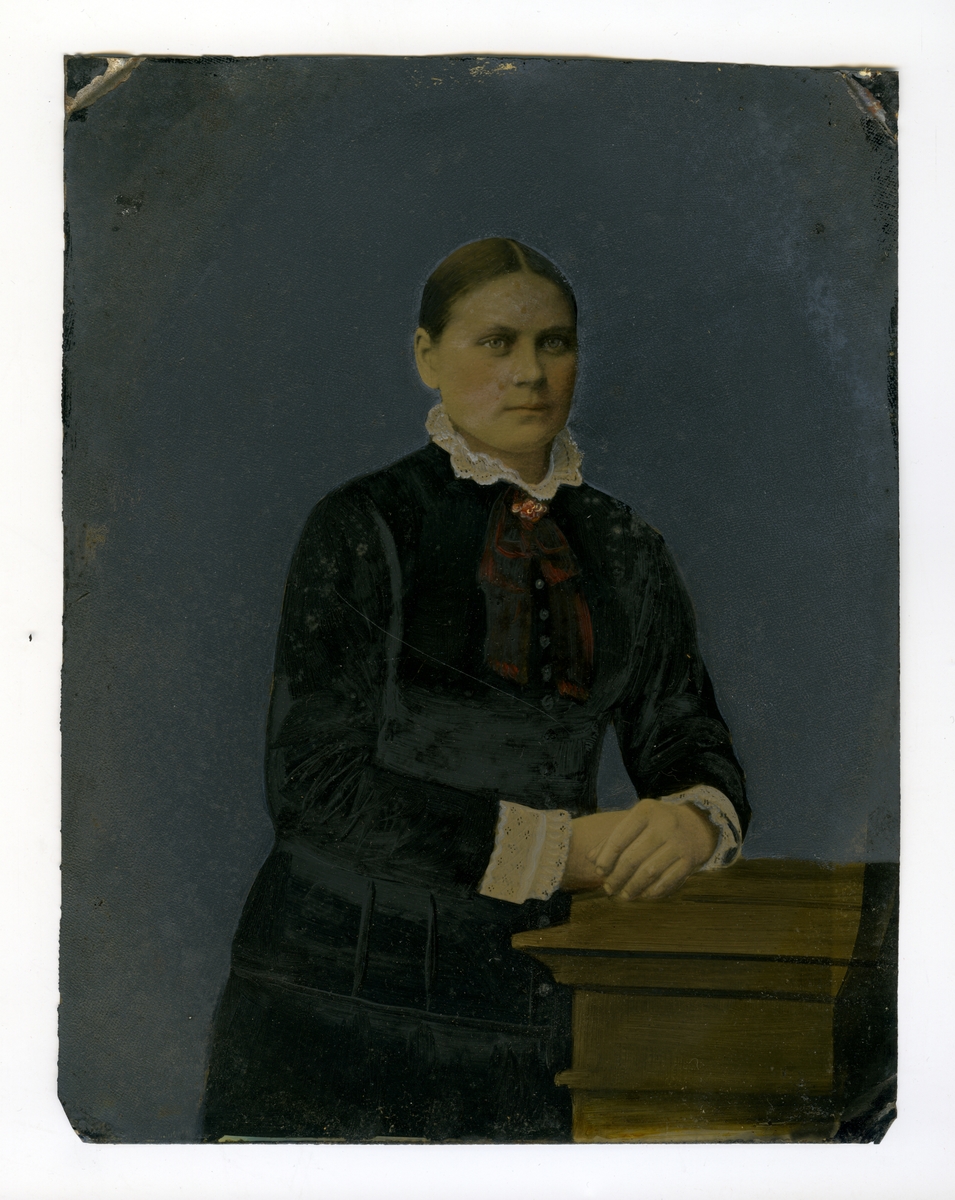 Kvinne. Knyttet til P.C.Løken? Håndkolorert tintype.
Tintype (tintypi) er såkalt ferrotypi, som er laget på en tynn jernplate.