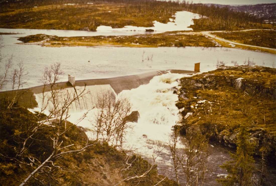 opprinnelig arkivnr. 0395.
Vefsna. Gluggvassdammen. Stor vassføring