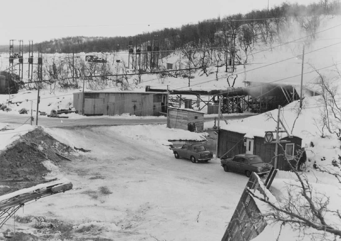 opprinnelig arkivnr. 0545-a.
Rana. Bæveråga .Tunneldrift. Typisk anleggsrigg for tunneldrift i ødemarka, skinnedrift. På det ene fotoet kan en se at salveskytingen nettopp har foregått og at en venter på at detonasjonsgassene, ladden, skal drives ut