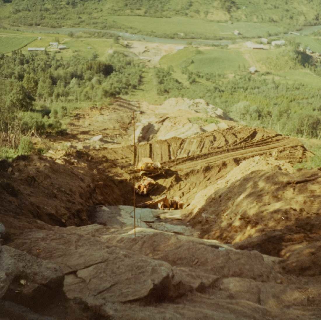 opprinnelig arkivnr. 0591-c.
Bjerka. Rørgata. Forberedende arbeider med rørgata. Leirskardalen