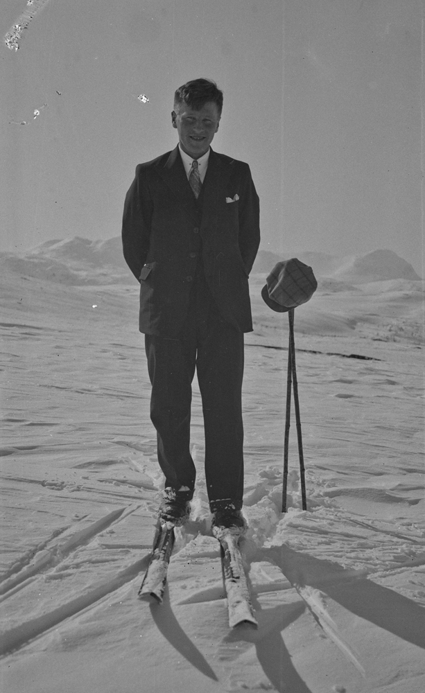 Kåre Valberg på ski, dress og slips.