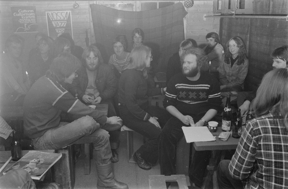 Mosjøen Jazzklubb tar i bruk Baadstøbrygga mars 1979. 
Ole Viggo Johnsen, Hege Ramseng, Brynjulf Brun Svendsen, Morten Granhaug, Jørn Kristoffersen, Asle Kvandal, Roar Møller, Geir Nilsskog, Kristine Vinsnes, Ståle Kleivhaug og Ragni Einmo
Foto:Ragnar