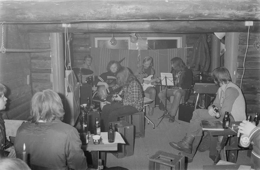 Mosjøen Jazzklubb tar i bruk Baadstøbrygga mars 1979. 
Musikere: Ole Viggo Johnsen, Ståle Kleivhaug, Torstein Bakken, Dagfinn Jullumstrø og Brynjulf Brun Svendsen
Foto:Ragnar