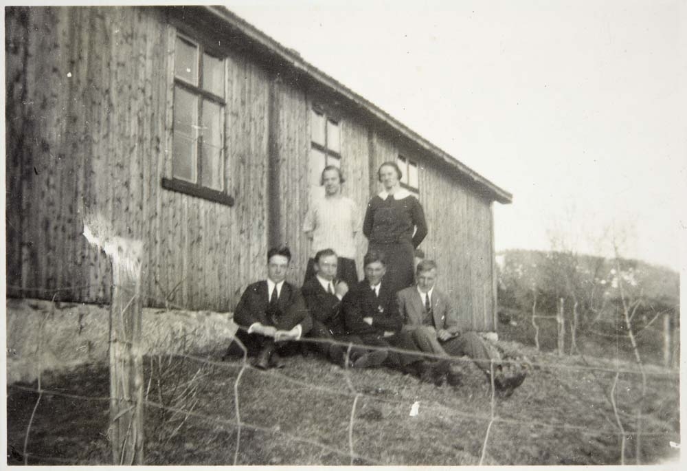 Gruppebilde utenfor Ungdomshuset på Remma. mai 1927. De som var med på teaterstykket "Jord".
Fra venstre bak: Magnhild Torsen, Borghild Spjelkavik. Foran fra venstre: Bjarne Spjelkavik, Trygve Lysstad, Martin Hagfors og Torgeir Nordås.