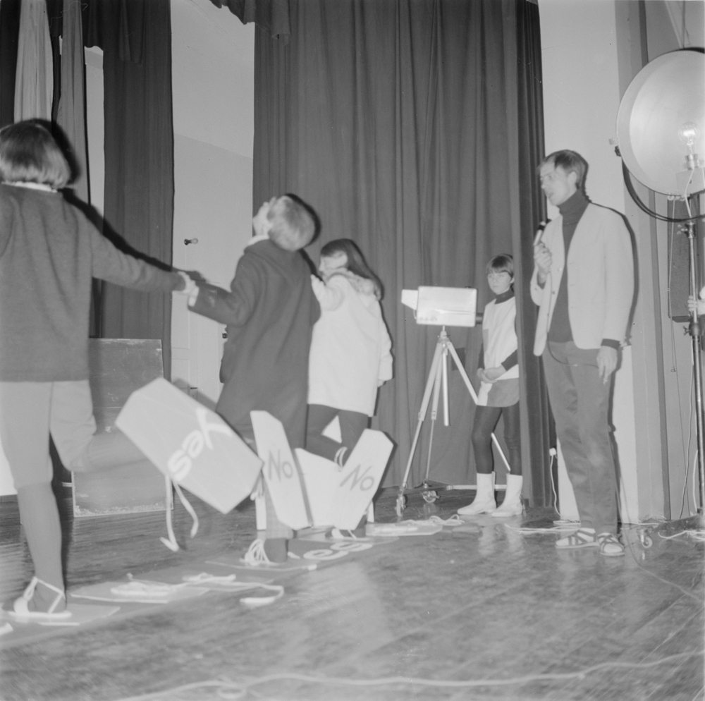 Seventeen showet i gammelkinoen i 1966.
En av de avbildede personene er Ingrid Skotnes.
(Foto:Grete)