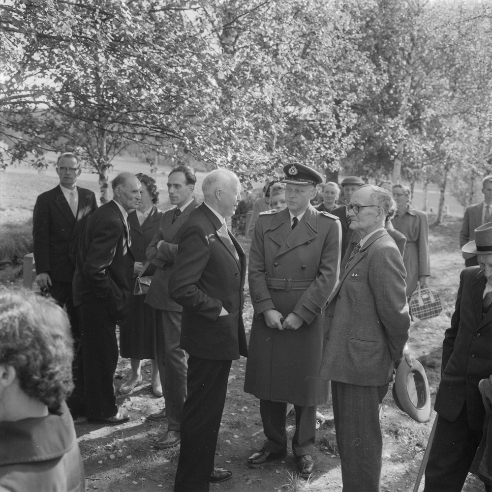 Hattfjelldal prestegjeld 100 år.
Direktør, Oberst og eldre mann i samtale utenfor kirka.