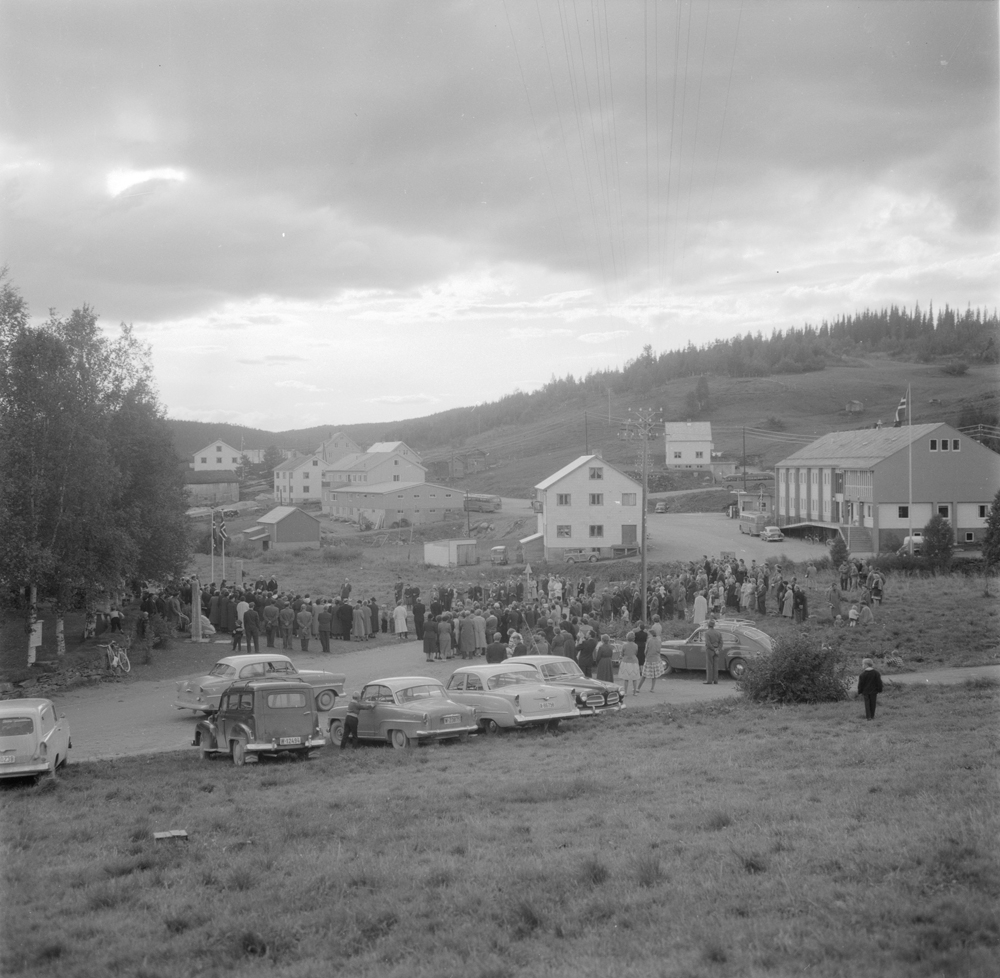 Hattfjelldal prestegjeld 100 år.
Avduking av minnestein over Ole Tobias Olsen.
Oversikt folk og biler utenfor kirka.