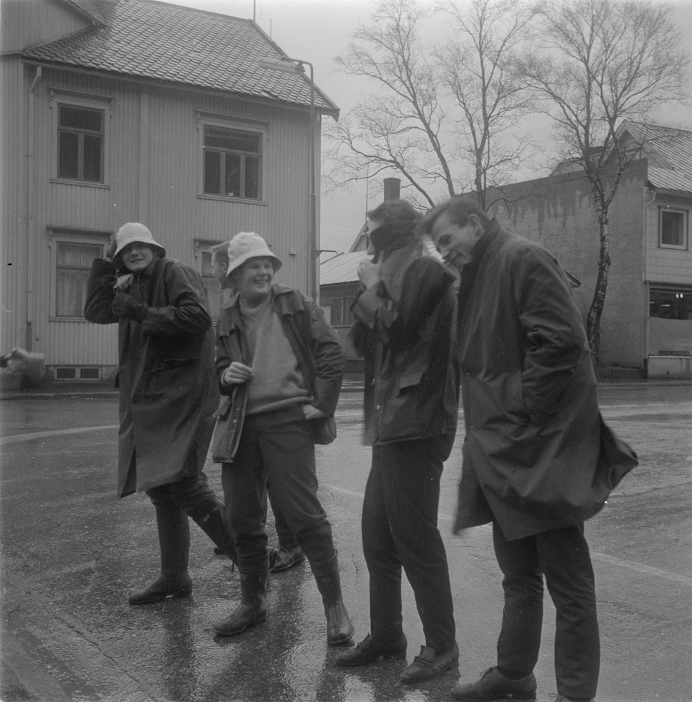 Skoleungdommer i ruskevær på torget.
I bakgrunnen gammeltelegrafen.
Strandgata oppover til høyre.