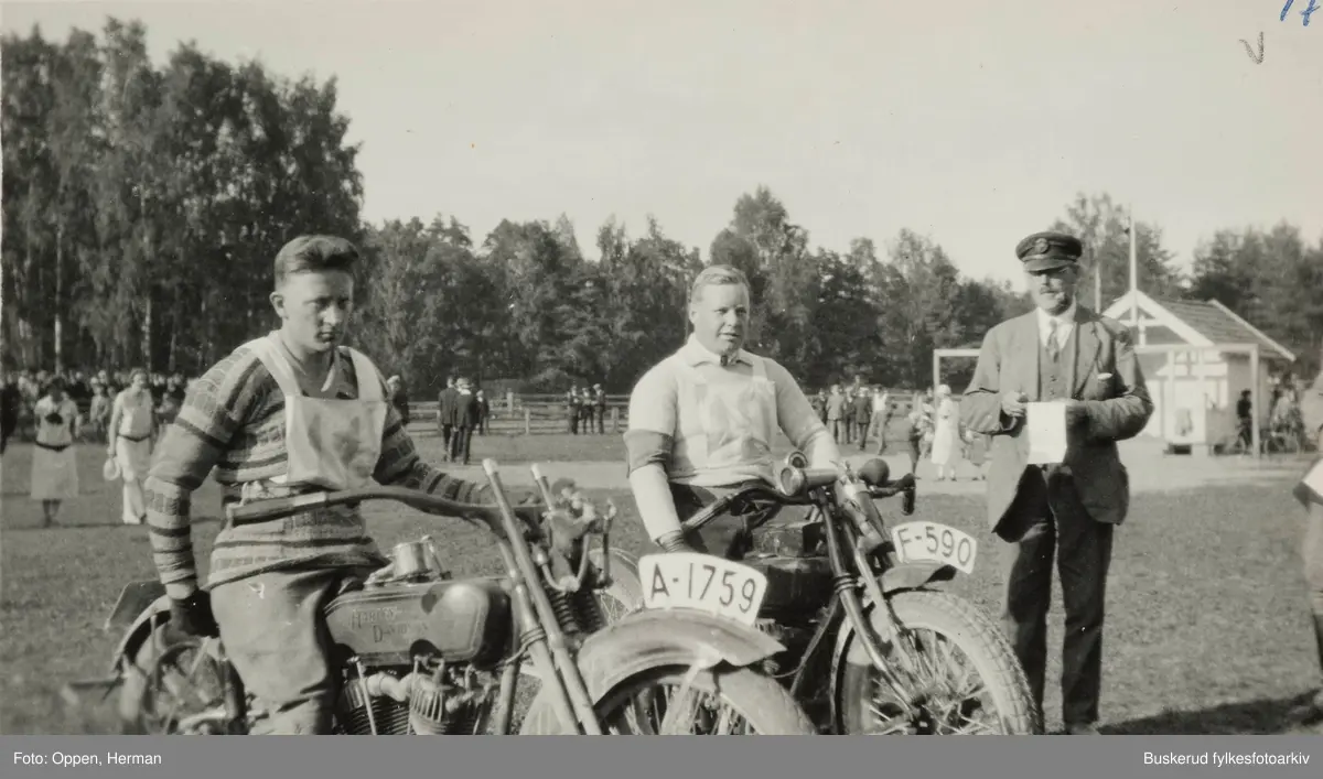 Motorsykkel race  på Benterud stadion i Hønefoss. 1924
Vinneren av løpet Jacob Hansen t.v. Harmann Oppen og G.S.Bergsund t.h.