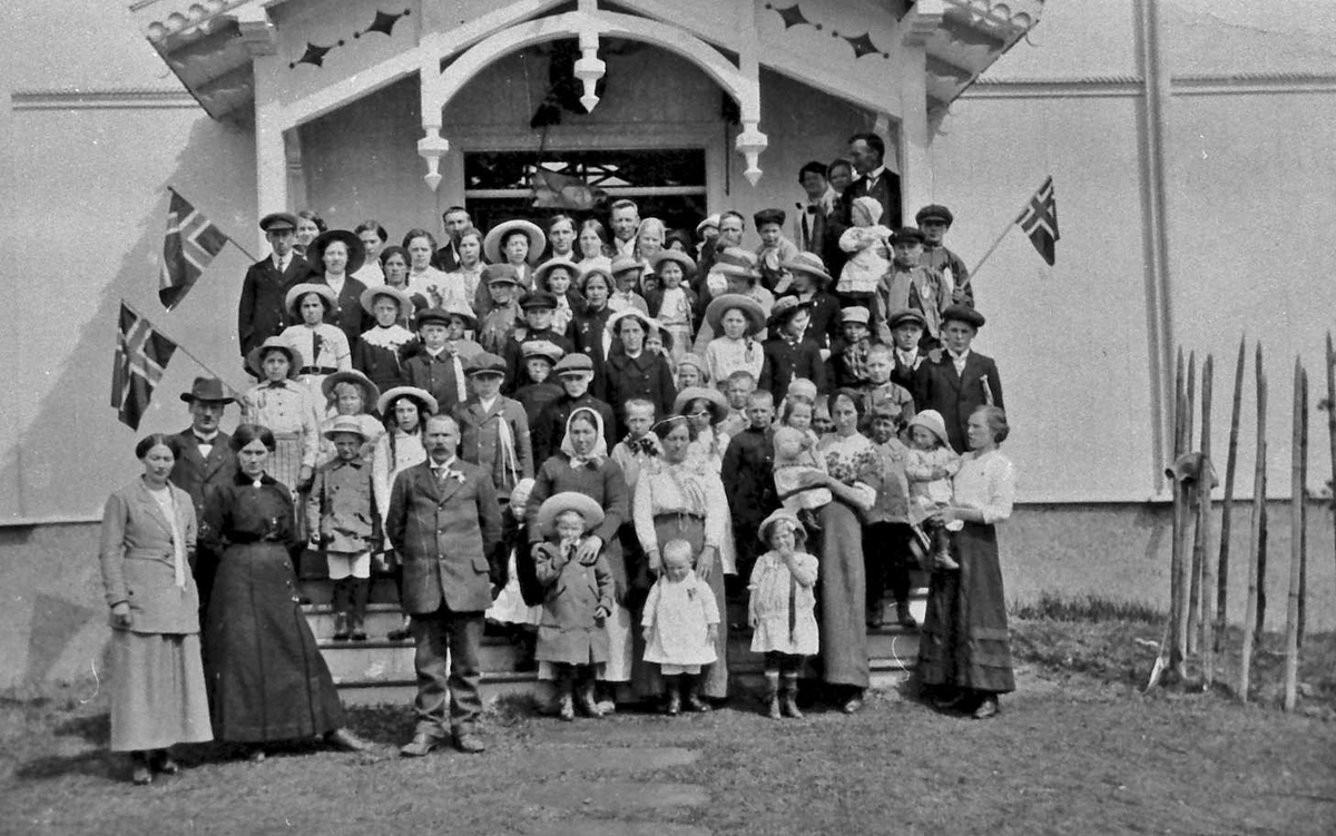 Personer, klær, flagg. 