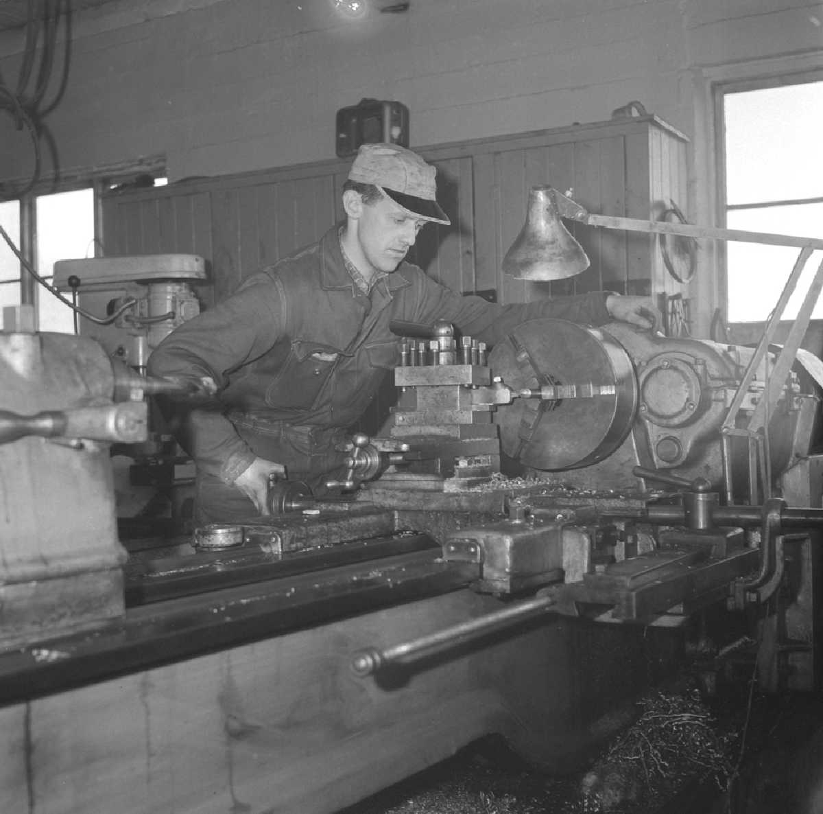 Slipen Herøy. Roald Johansen (senere Grønnvold) står ved metalldreiebenk.