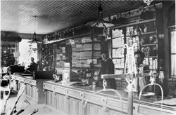 Interiør fra til Jacobsen og Elnan, bak disken Karl Jacobsen