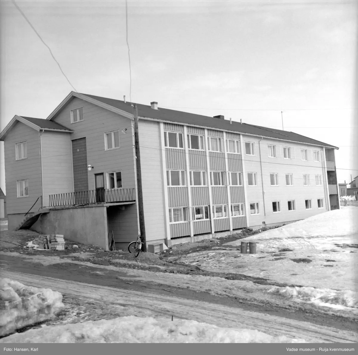 Eldrehjemmet Alders hvile, Nyborgveien-Damsveien i Vadsø, vinteren 1964.  Bygget ble oppført i 1962 v/Fylkesarkitekten og utvidet i 1977.  I 2011 ble bygningen ombygd/påbygd til leiligheter; Solsiden Borettslag.