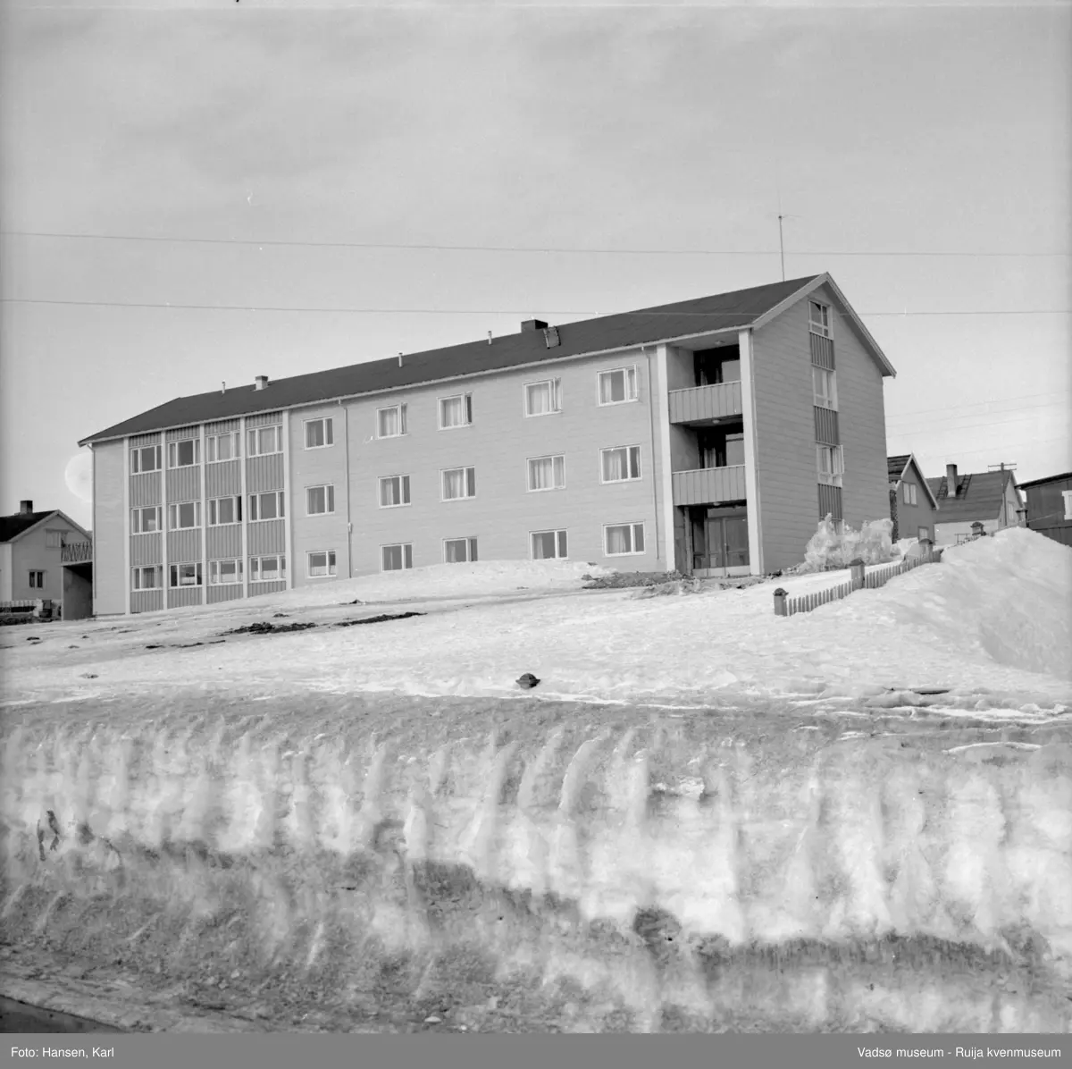 Eldrehjemmet Alders hvile, Nyborgveien-Damsveien i Vadsø, vinteren 1964.  Bygget ble oppført i 1962 v/Fylkesarkitekten og utvidet i 1977.  I 2011 ble bygningen ombygd/påbygd til leiligheter; Solsiden Borettslag.