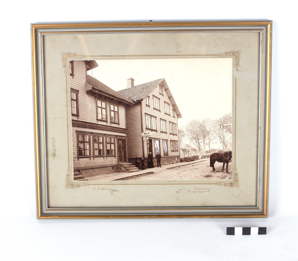 Innrammet fotografi som viser det første sykkelverkstedet til Jonas Øglænd som lå i Jærveien, Sandnes.