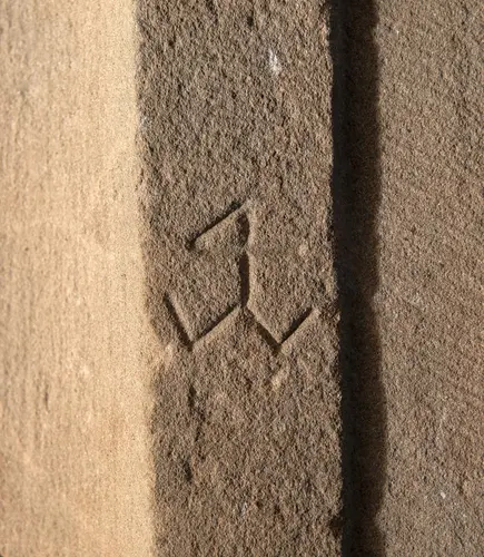 Steinhuggermerke fra middelalderen, formen likner på et stilisert og kantete anker.