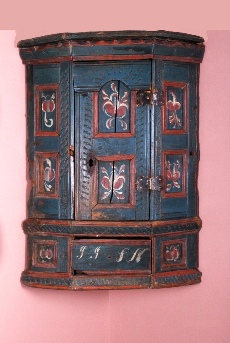 Rosemalt hjørneskap med rosemaling i fyllingene.
