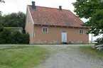 Fotodokumentation av Marinbasens byggnader. Corps de garde. Vaktbyggnad. Huset byggdes på 1730-talet.