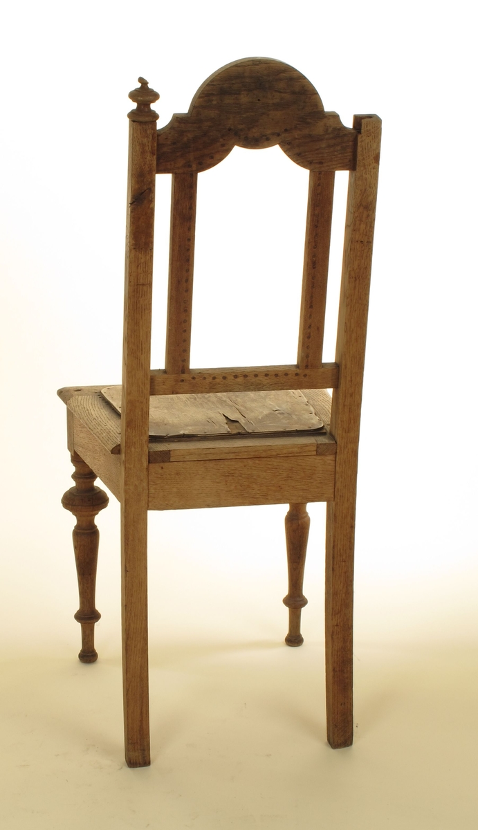 Stoler, 4 stk. Ca. 1890.  Rottingrygg og opprinnelig også rotting i setet,  nå perforerte finerplater. Dreide forben, rett sarg med sete litt ut over sargkanten. Høy rett rygg med rotting i midt  partiet og firkantede sidestaver, med topprosett.  Rundet toppstykke med en pålimt sirkulær knott.