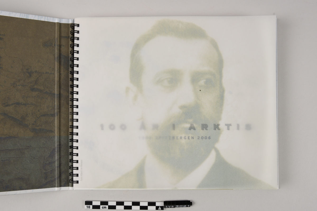 Bok med hardt omslag av papp. Det er montert en avlang spiral av kunststoff i midten som binder flere ark tykkere glanset papir. Det er limt flere kunststofflommer på arkene. Disse lommene inneholder både kort, konvolutt og frimerker med trykt tekst, grafikk, foto og tall.