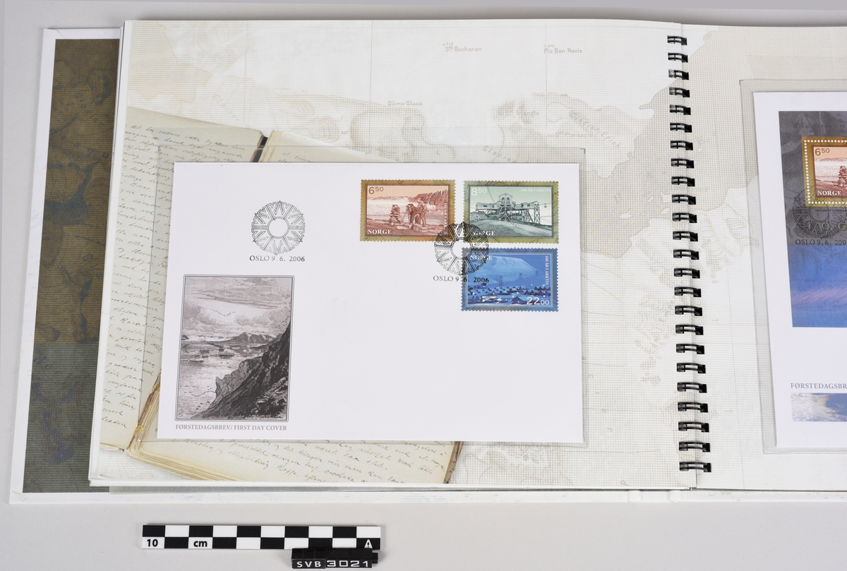 Bok med hardt omslag av papp. Det er montert en avlang spiral av kunststoff i midten som binder flere ark tykkere glanset papir. Det er limt flere kunststofflommer på arkene. Disse lommene inneholder både kort, konvolutt og frimerker med trykt tekst, grafikk, foto og tall.