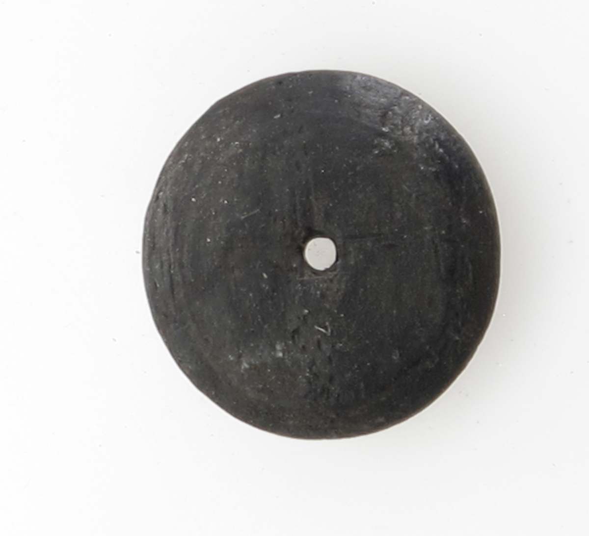 Knapper, 6 stk.  "Fredensborg." 1768.   

Tre.  

a-b). Diam. 2,3 Svakt hvelvede, med ett hull. 

e-d) Mindre, mer hvelvet, med ett hull. Diam. l. 9.  

e-f) En inntørket trerest av samme type som c d anta gelig, flat. Diam. 2. og 1,8.