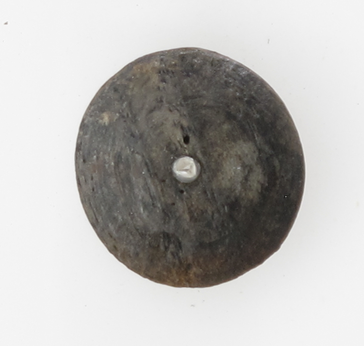 Knapper, 6 stk.  "Fredensborg." 1768.   

Tre.  

a-b). Diam. 2,3 Svakt hvelvede, med ett hull. 

e-d) Mindre, mer hvelvet, med ett hull. Diam. l. 9.  

e-f) En inntørket trerest av samme type som c d anta gelig, flat. Diam. 2. og 1,8.