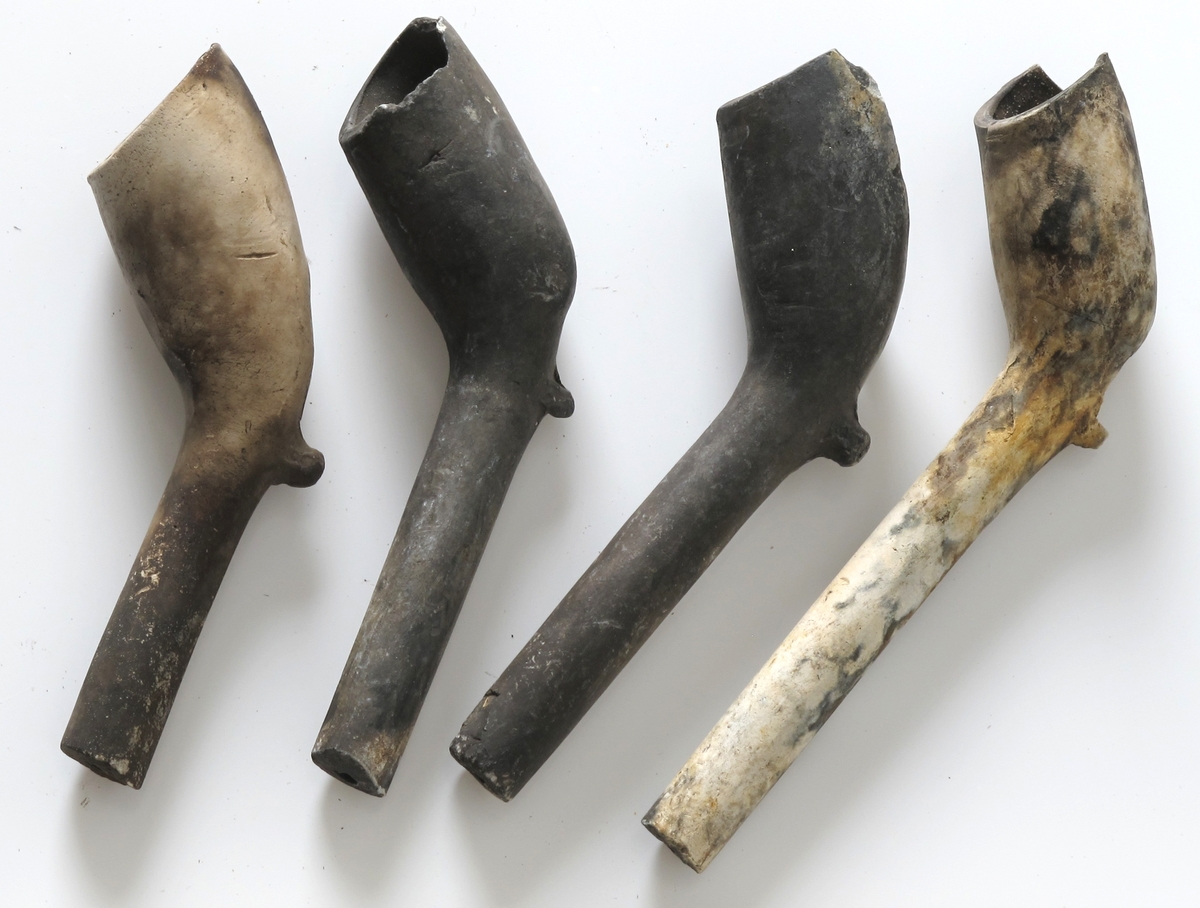 Krittpipedeler,  
214 hoder merket   B, IB eller omvendt B  = Jacob Boy, Bragernes, Drammen

 58 hoder med avslått merke eller  uten merke, engelsk type (kan være  Jacob Boy disse også).

  12 deler til hollandske pipetyper, og  17 deler som hører til minst 3 forskjellige piper. 

   138   små deler av hoder, utem merker.  
     24   stk. stilker mellom 12,2 og 7 cm. + 1 med L. 7,3.  
31  stk. 7 og 6 em.  
52  stk. 6 og 5 cm.  
128stk. 5 og 4 em.  
158stk. 4 og 3 cm. 
316stk. pipestilker mellom 3 og 2 cm. + 1 med L. 2,8.  
75stk. under 2 cm.  
6 korrosjonsklumper med pipestilker i.  

1 lite stk. snodd stilk. L. 5,6. Diam. 0,7.(G 105 5).  
3 stk. stilker. L. 3.5. 2989 297. IG 1419).
