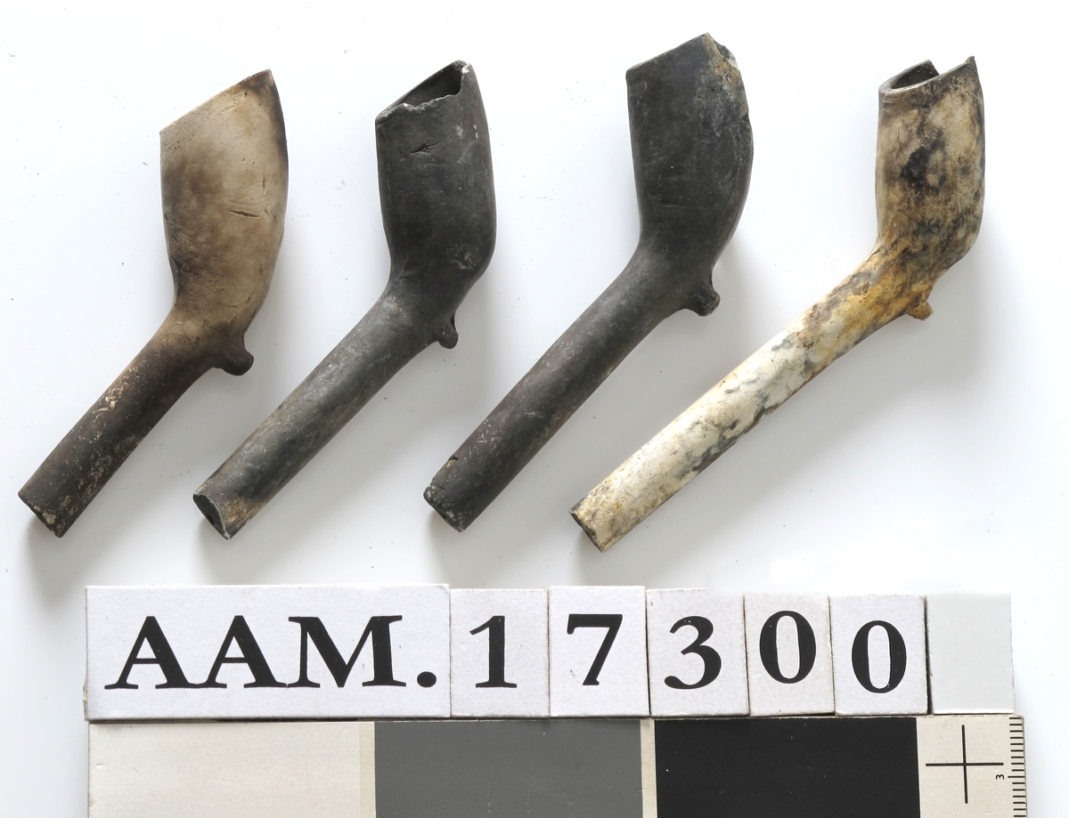 Krittpipedeler,  
214 hoder merket   B, IB eller omvendt B  = Jacob Boy, Bragernes, Drammen

 58 hoder med avslått merke eller  uten merke, engelsk type (kan være  Jacob Boy disse også).

  12 deler til hollandske pipetyper, og  17 deler som hører til minst 3 forskjellige piper. 

   138   små deler av hoder, utem merker.  
     24   stk. stilker mellom 12,2 og 7 cm. + 1 med L. 7,3.  
31  stk. 7 og 6 em.  
52  stk. 6 og 5 cm.  
128stk. 5 og 4 em.  
158stk. 4 og 3 cm. 
316stk. pipestilker mellom 3 og 2 cm. + 1 med L. 2,8.  
75stk. under 2 cm.  
6 korrosjonsklumper med pipestilker i.  

1 lite stk. snodd stilk. L. 5,6. Diam. 0,7.(G 105 5).  
3 stk. stilker. L. 3.5. 2989 297. IG 1419).