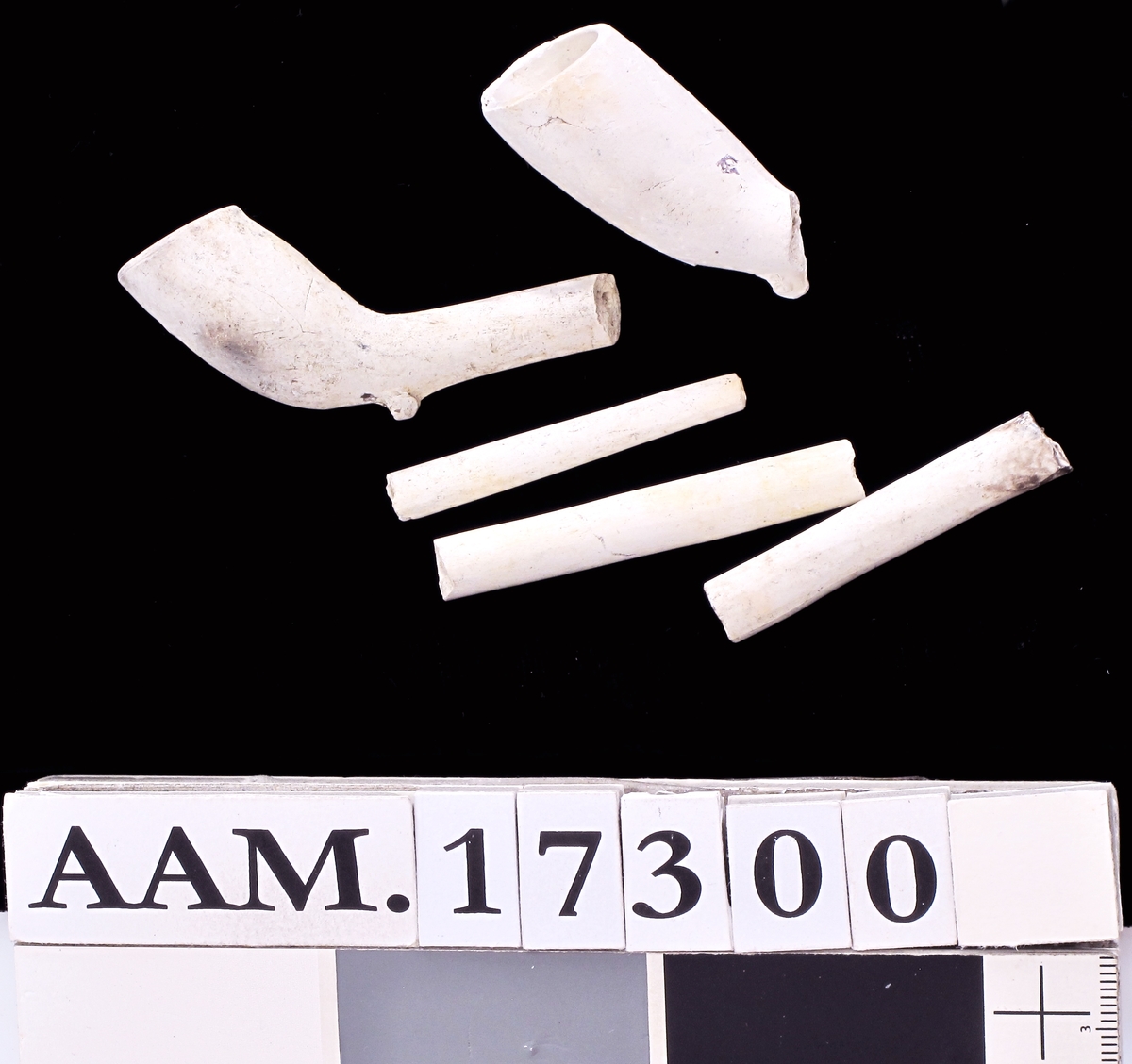 Krittpipedeler,  
214 hoder merket   B, IB eller omvendt B  = Jacob Boy, Bragernes, Drammen

 58 hoder med avslått merke eller  uten merke, engelsk type (kan være  Jacob Boy disse også).

  12 deler til hollandske pipetyper, og  17 deler som hører til minst 3 forskjellige piper. 

   138   små deler av hoder, utem merker.  
     24   stk. stilker mellom 12,2 og 7 cm. + 1 med L. 7,3.  
31  stk. 7 og 6 em.  
52  stk. 6 og 5 cm.  
128stk. 5 og 4 em.  
158stk. 4 og 3 cm. 
316stk. pipestilker mellom 3 og 2 cm. + 1 med L. 2,8.  
75stk. under 2 cm.  
6 korrosjonsklumper med pipestilker i.  

1 lite stk. snodd stilk. L. 5,6. Diam. 0,7.(G 105 5).  
3 stk. stilker. L. 3.5. 2989 297. IG 1419).