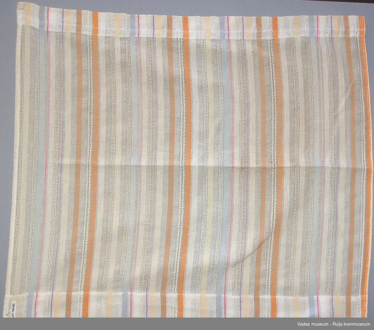 Stripemønstret gardin i tynt linstoff. Vertikale 0,5-2 cm brede vekselsvise striper med transparent, heklet hvitt, blått, rødt og oransje.