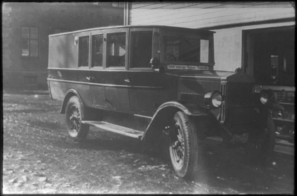 Bildet viser W-35 Overland Manchester 4-sylindret 30 hk 1927-modell, eier Arne Bjørnvold, Sandnessjøen. Her med det lukkede, firedørs kombinertbuss- karosseriet den fikk i 1930. (Godsavdeling bakerst). Under frontruta står det Sandnessjøen-(uleselig)-Hamnesvalen.