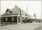 Hed sn, Nyhammar.
Stationshuset med väntande personer utanför. C:a 1900-1915.