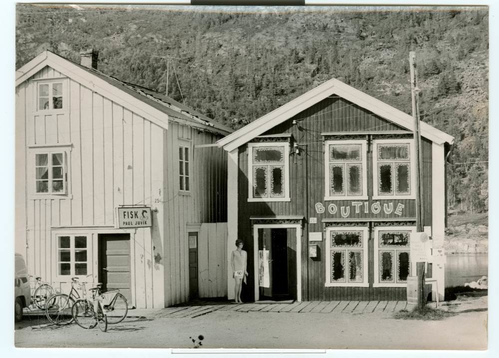 Paul Juviks fiskehandel og Baadstøbrygga i Sjøgata, Mosjøen.