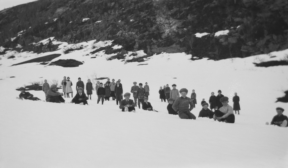 Påsketur i Kvanndalen. Mange voksne og barn.