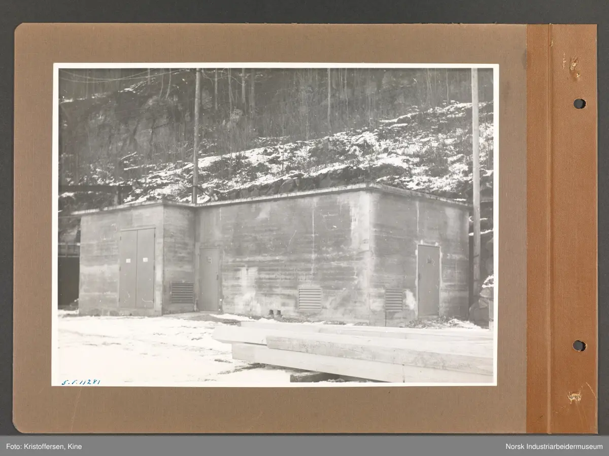 Fotoalbum med 48 sider og 46 innlimte fotografier fra Norsk Hydro på Herøya.