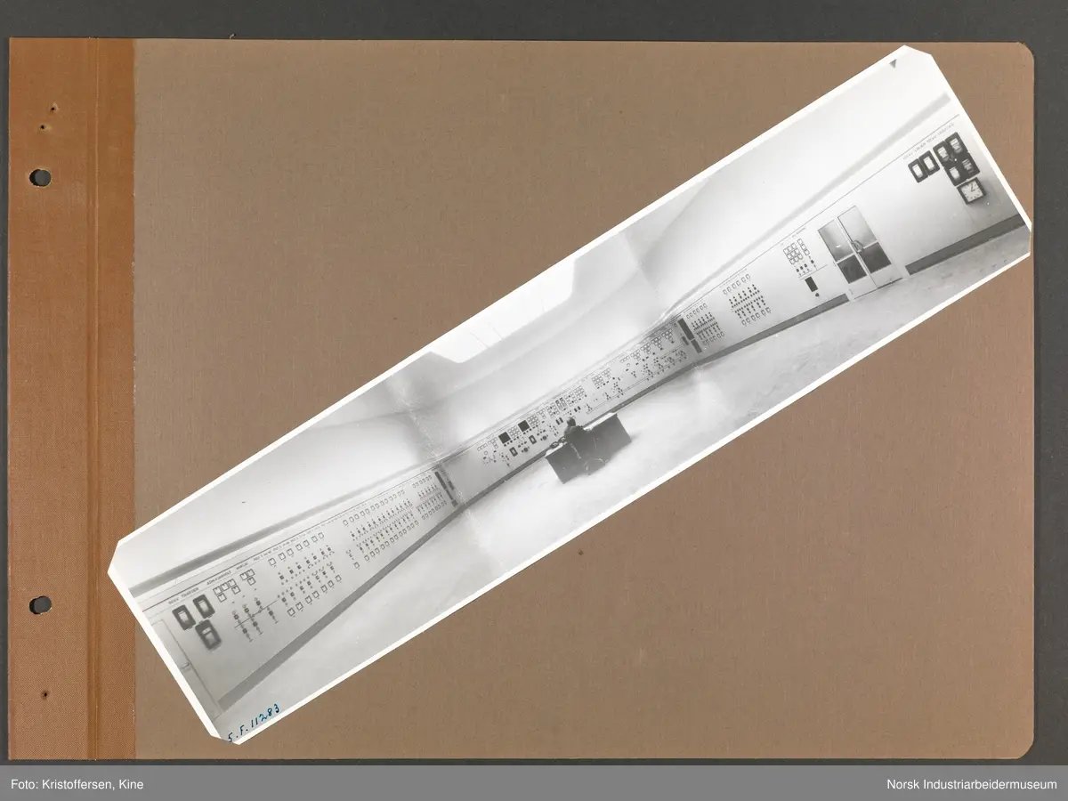 Fotoalbum med 48 sider og 46 innlimte fotografier fra Norsk Hydro på Herøya.