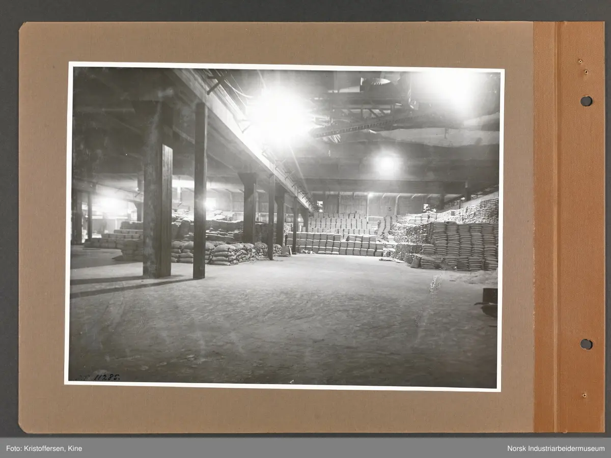 Fotoalbum med 48 sider og 46 innlimte fotografier fra Norsk Hydro på Herøya.