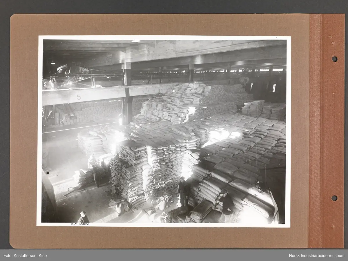 Fotoalbum med 48 sider og 46 innlimte fotografier fra Norsk Hydro på Herøya.