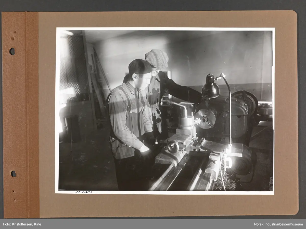 Fotoalbum med 48 sider og 46 innlimte fotografier fra Norsk Hydro på Herøya.